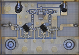 Hybrid RF low-noise amplifier for 700~945 MHz observations