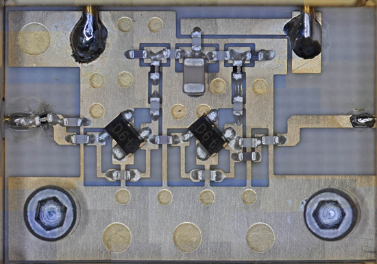 Hybrid RF low-noise amplifier for 700~945 MHz observations